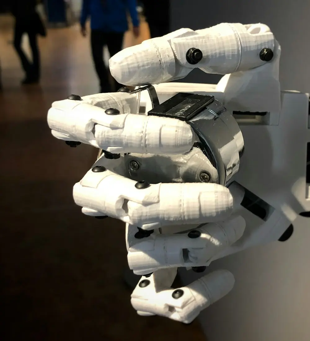 Mano robótica sosteniendo una computadora portátil