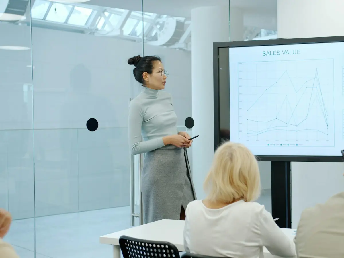 Una profesional presenta resultados a su equipo